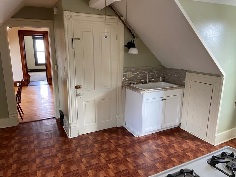 Remodeled Kitchen - 1506 Mississippi St