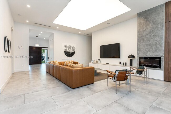 Building Photo - 2560 NE 199th St