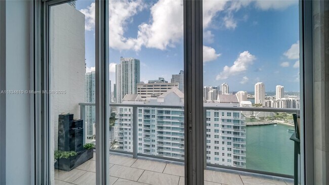 Building Photo - 1155 Brickell Bay Dr