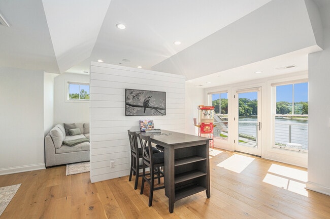 Building Photo - 6736 Saugatuck Bch Rd