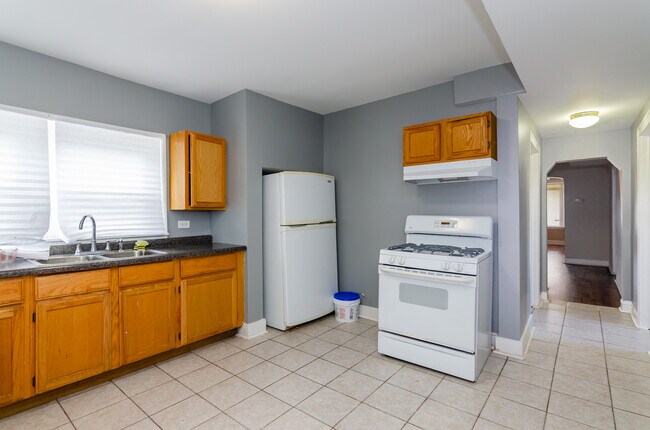 Building Photo - 10645 S May St