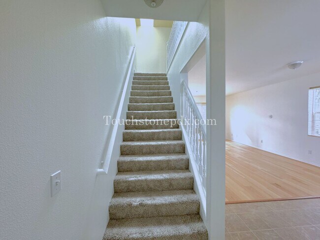 Building Photo - Location, Location, Location! 3 Bed/2.5 bath Townhome w/Deck in near Progress Ridge