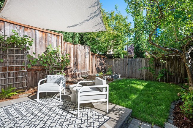 Building Photo - Cathedral Park Cutie ~ Fenced Yard, Garage...