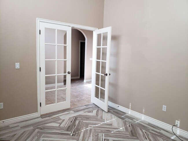 Building Photo - Beautiful 4 bed 2 bath home with 3 car gar...