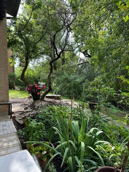 Building Photo - 6169 Knoll Wood Rd