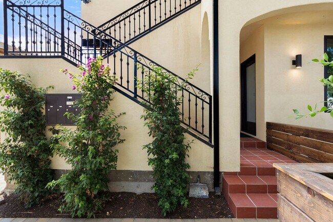 Building Photo - Stunning brand new construction, modern lu...