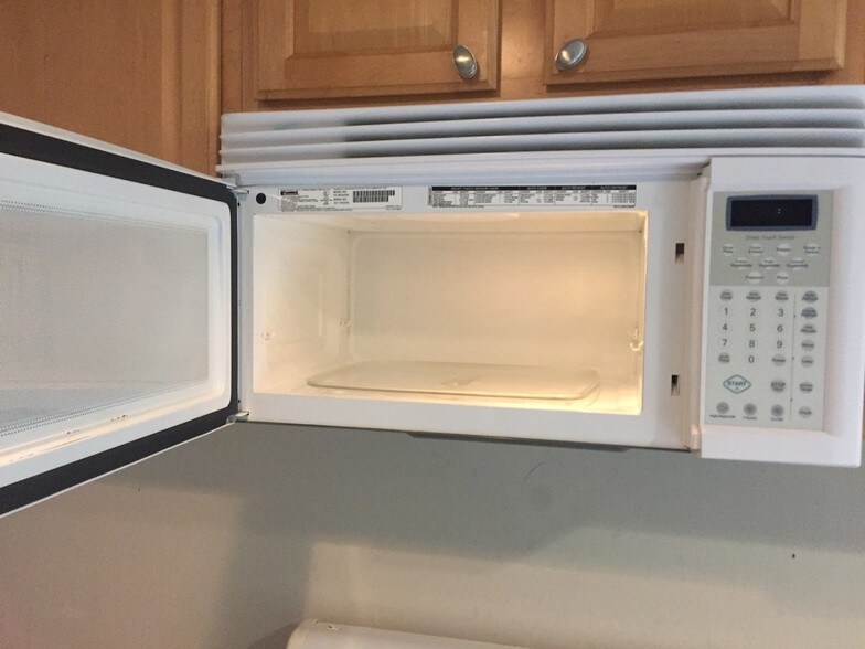 Microwave 1 - 4300 Stablemere Ct