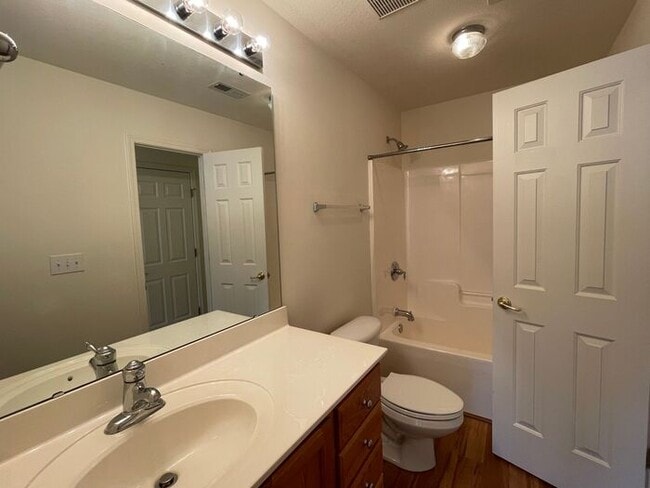 Building Photo - NW Brick Townhome, Granite Counter-Tops, W...