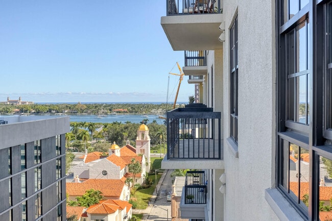 Building Photo - 701 S Olive Ave