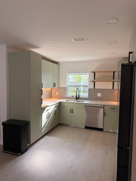 Building Photo - 4724 W Tambay Ave