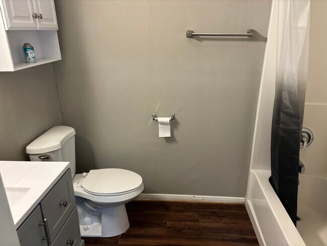 Building Photo - 1042 5th St