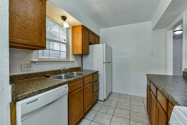 Building Photo - 1128 Royal Crest Dr
