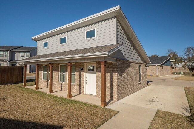 Building Photo - 2 Bedroom 2 Bath home located in Fayetteville!