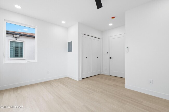 Building Photo - 1815 E Waverly St