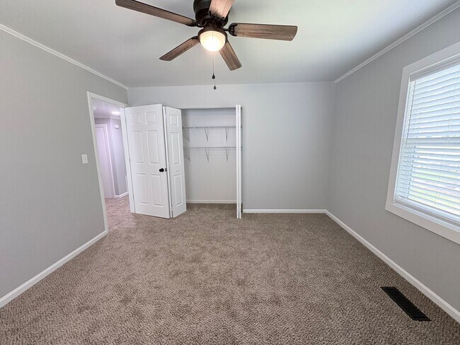 Building Photo - Newly Renovated 3 Bedroom 2 Bath w/ Flex Room Located in a Sought-after Neighborhood!