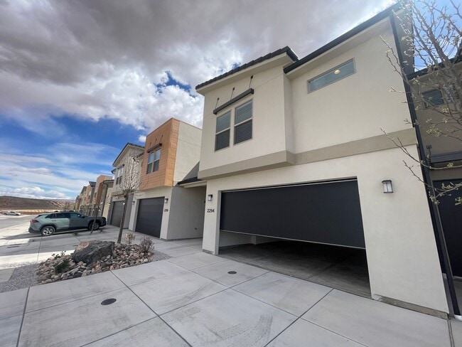 Building Photo - Beautiful Townhome! Washer and dryer included.