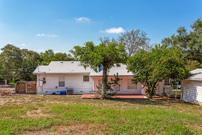 Building Photo - 313 Lilac Ln