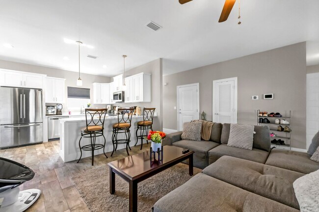 Building Photo - Solar Panel Home in East Navarre!