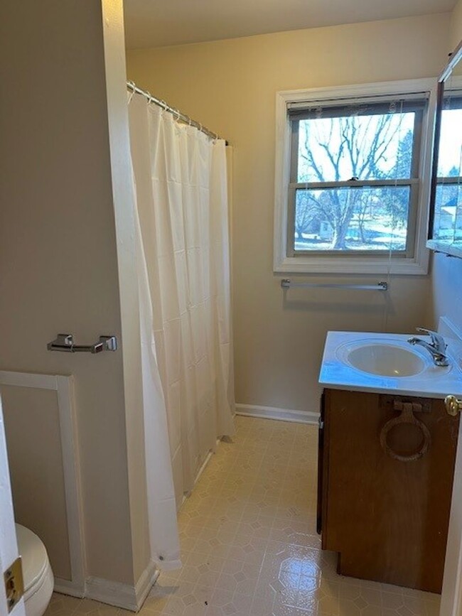 Building Photo - 2 Bedroom 1.5 Bathroom Town-Home For Rent ...