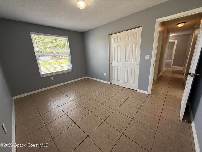 Building Photo - 1295 Country Club Blvd