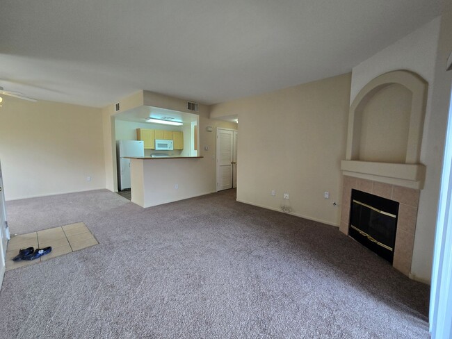 Building Photo - A Charming 3 Bedroom upstairs unit in NW L...