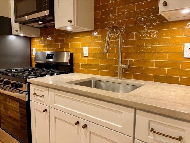 Building Photo - 2182 Davidson Ave