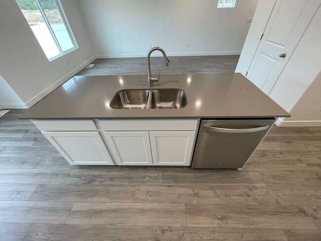 Building Photo - LaGrand at Old Sorrel!!