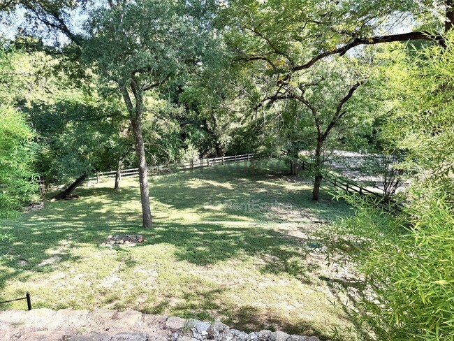 Building Photo - 2400 Lindsey Hollow Rd