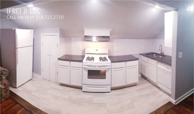 Primary Photo - 105 N Xanthus Ave
