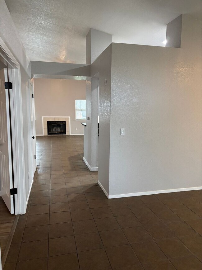 Building Photo - 3 B/D 2 BA HOME WITH AN OFFICE IN YUBA CITY AVAILABLE NOW!