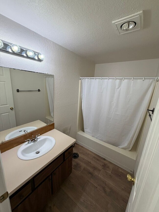 Building Photo - Charming 2 Bedroom Duplex With Fenced Yard In Quiet Neighborhood!