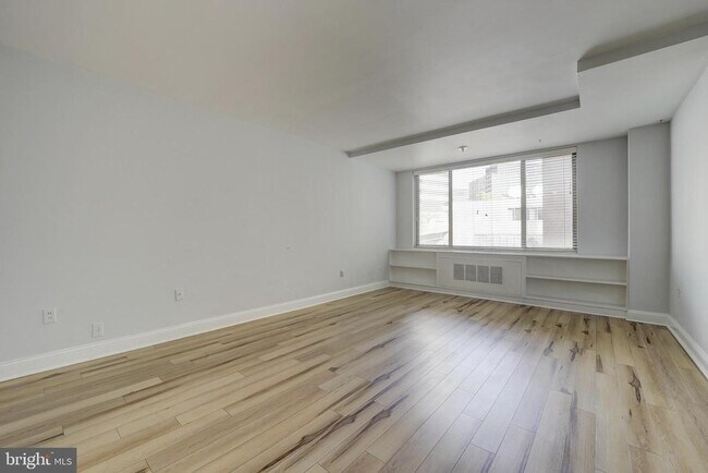 Building Photo - 1121 Arlington Blvd