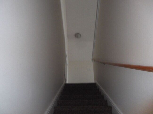 Building Photo - Spacious 3 bedroom with bonus!