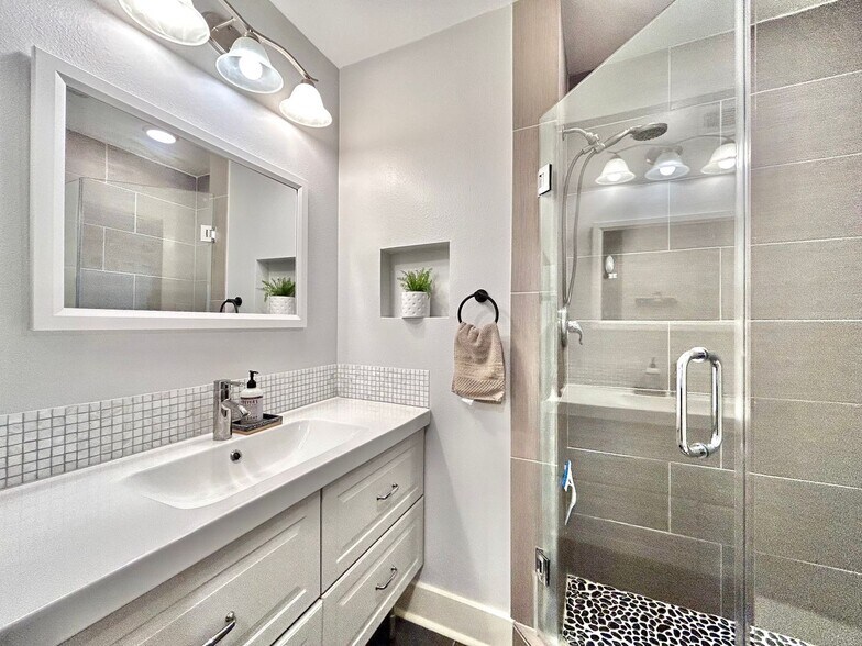 Building Photo - 909 Reinli St