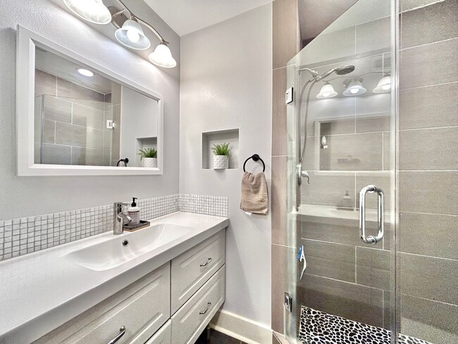 Building Photo - Modern & Cozy 2BR/2BA Home with Stylish Finishes and Natural Light