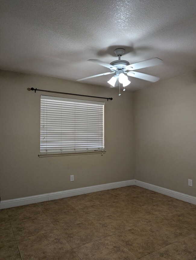 Building Photo - Beautiful 4/3 House for Rent. Amenities Ga...