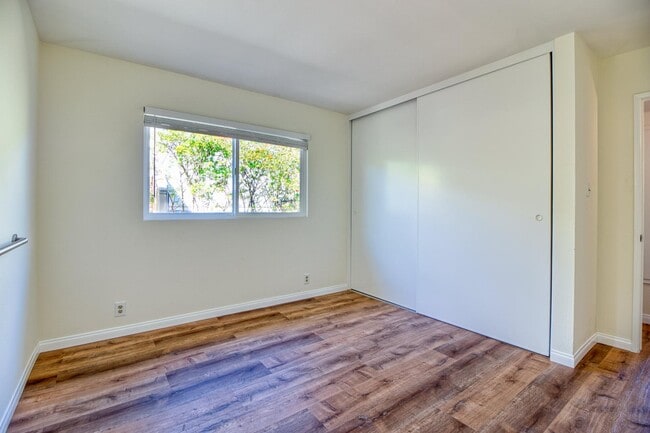 Building Photo - 250 Gloxina St