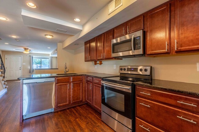 Building Photo - Updated 2 Bedroom 1.5 Bath in Goshen Valley!