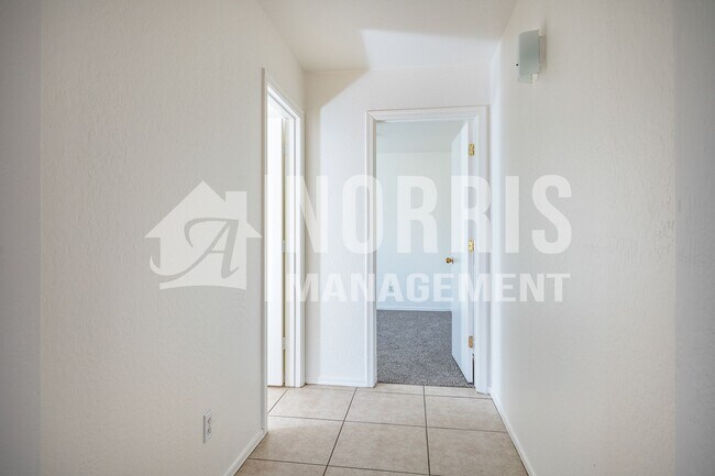 Building Photo - 1632 E Cardinal Dr