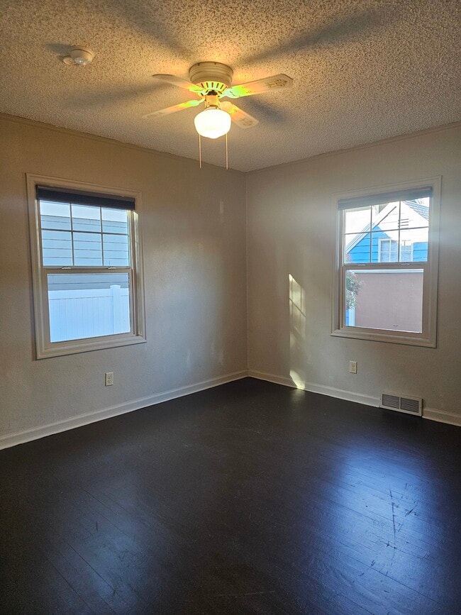 Building Photo - 6613 N Amherst St