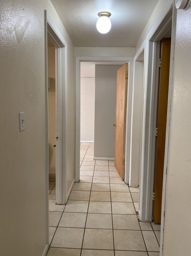 Building Photo - STUDENTS WELCOME! Ranch Home w/ Finished Basement, Fenced Yard and Two Kitchens