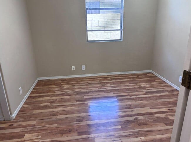 Building Photo - 2720 E Hulet Dr