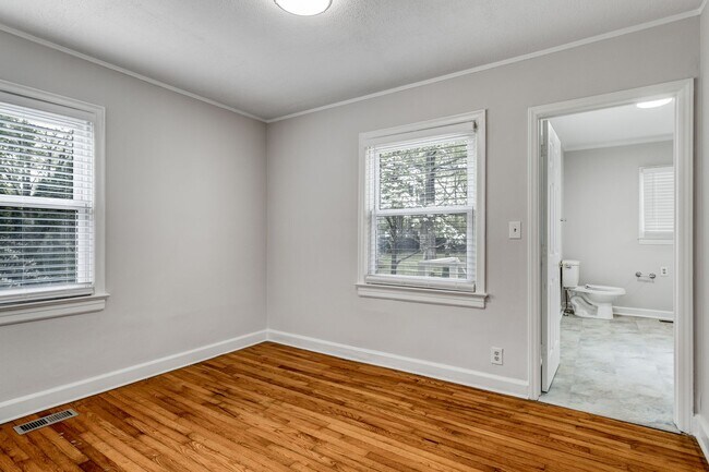 Building Photo - 2 Bed, 2 Bath in the Garden Homes neighborhood of Greensboro!