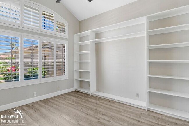 Building Photo - Modern 3bdm 3ba Home with Stylish Upgrades