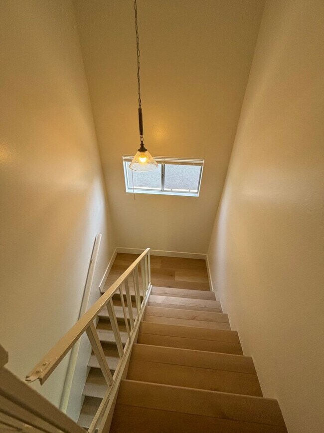 Building Photo - 2 bed 2 bath ocean view Stand alone bungalow by the beach