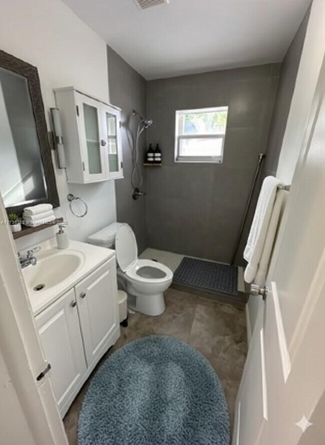 Building Photo - 2460 SW 36th Ave