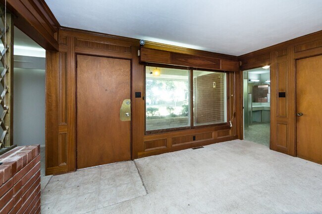 Building Photo - "Charming 3-Bedroom Oasis with 2 Full Baths – Spacious 2,295 Sq Ft Home in Charlotte's Heart!"