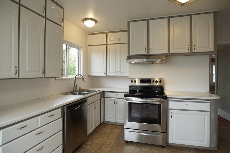 Building Photo - 329 Renton Ave S