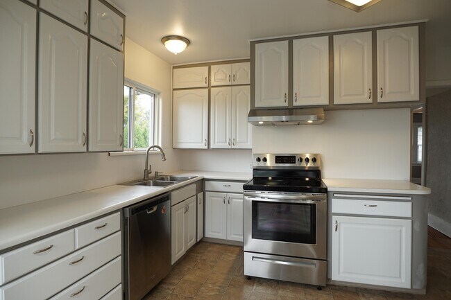 Building Photo - 329 Renton Ave S