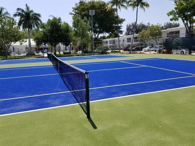 Building Photo - 6281 Bay Club Dr